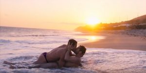 Lito y Hernando de Sense8 - pareja gay besándose en la playa