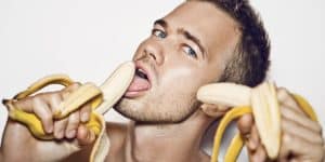 Chico comiendo plátanos como si simulando sexo oral, una vía de transmisión de la clamidia