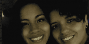 Dos chicas lesbianas que se han conocido por Moovz